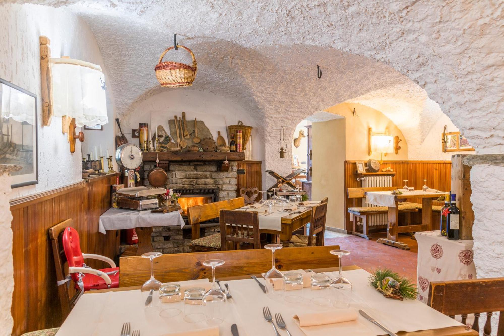 La Placette - Albergo Diffuso E Trattoria Usseaux Exterior photo